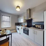 Stylish 1-Bedroom City Centre Apartment - Free Parking