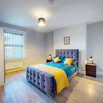 Stylish 1-Bedroom City Centre Apartment - Free Parking