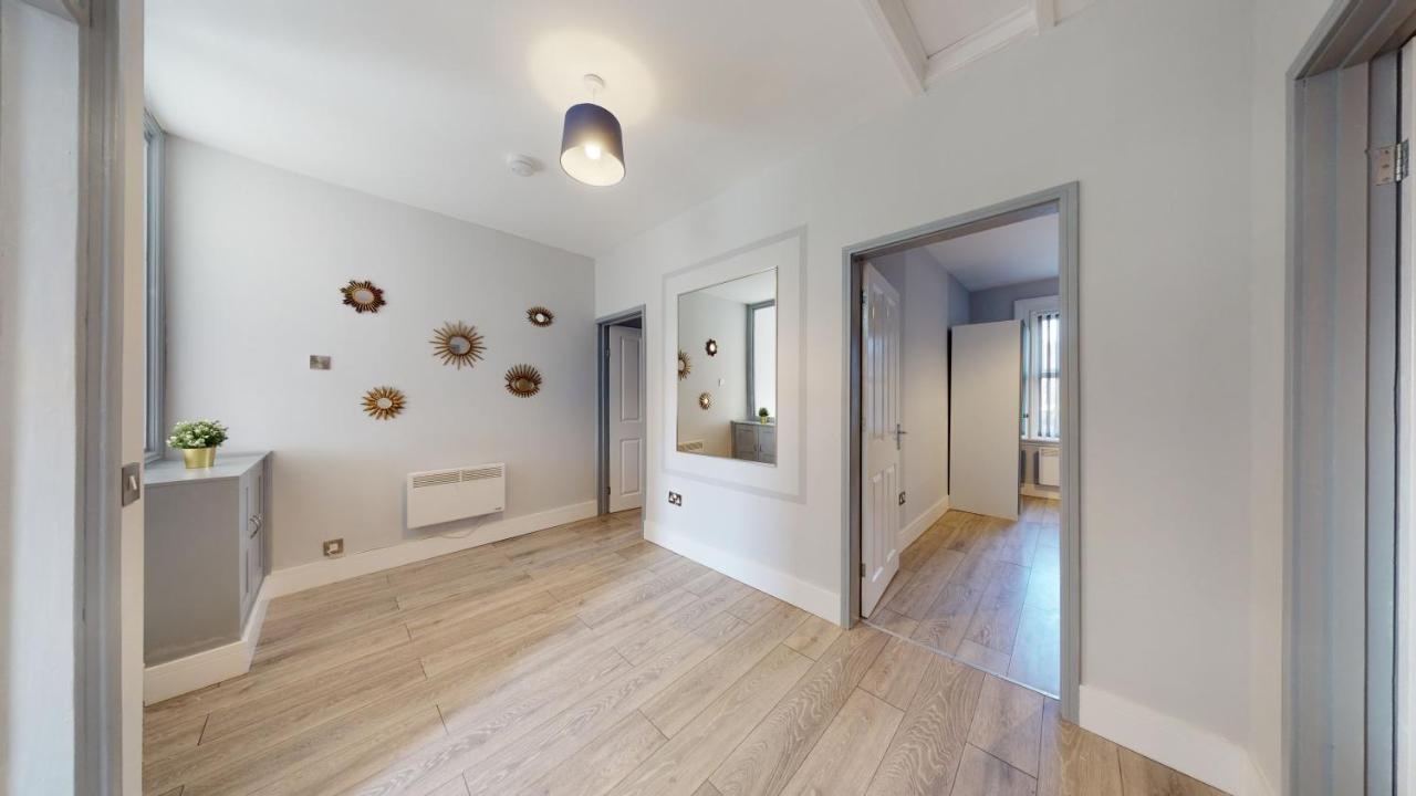 Stylish 1-bedroom Centre - Free Parking Apartment Wolverhampton