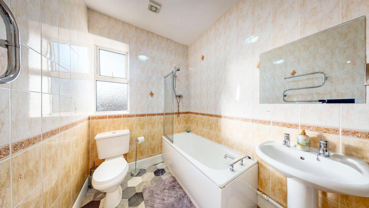 Stylish 1-bedroom Centre - Free Parking Apartment Wolverhampton